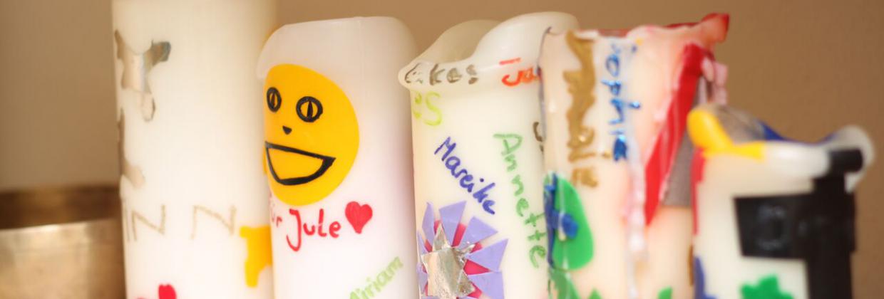 Mehrere Kerzen stehen nebeneinander