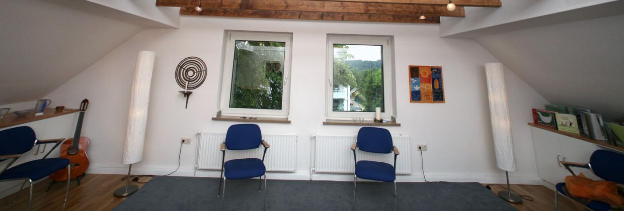 Blaue Stühle